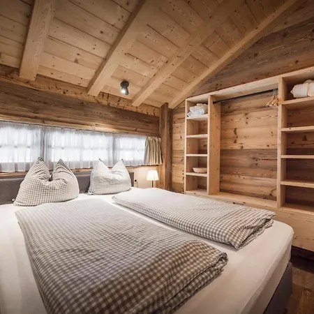 شاليه Modern In The Willow Roof