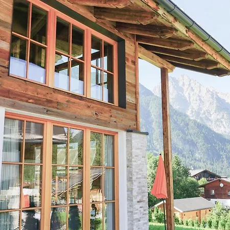 Modern In The Willow Roof لوتاش